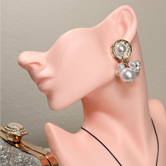 ⚜️ Elegant Pearl Cluster Earrings - Picture 4 of 7